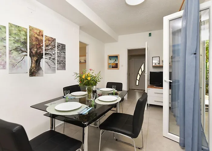 Apartamento Welcoming With Garden Poreč