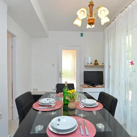 Appartement Welcoming With Garden Poreč