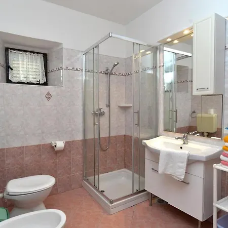 Apartamento Welcoming With Garden Poreč