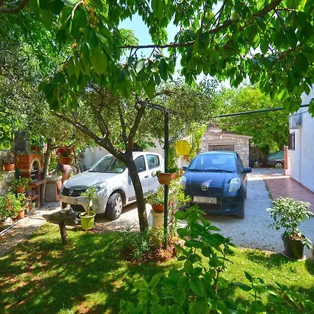 Apartamento Welcoming With Garden Poreč