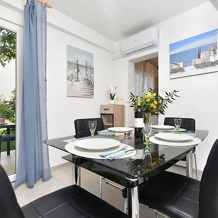 Welcoming With Garden Apartment *