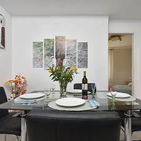 Apartment Welcoming With Garden