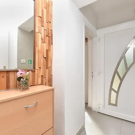 Apartment Welcoming With Garden