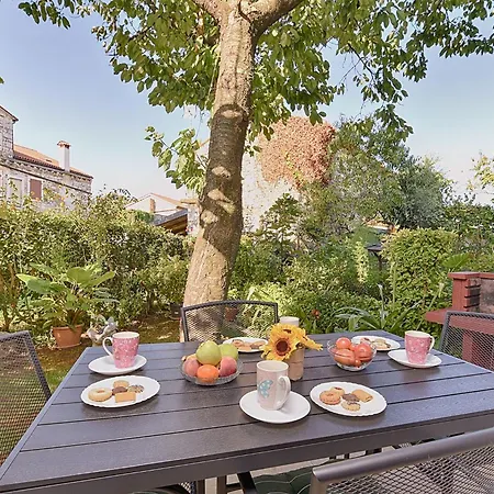 Welcoming With Garden Apartment *