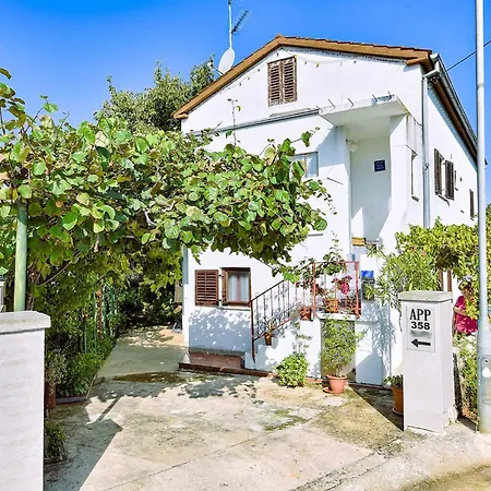 Welcoming With Garden Apartment Porec